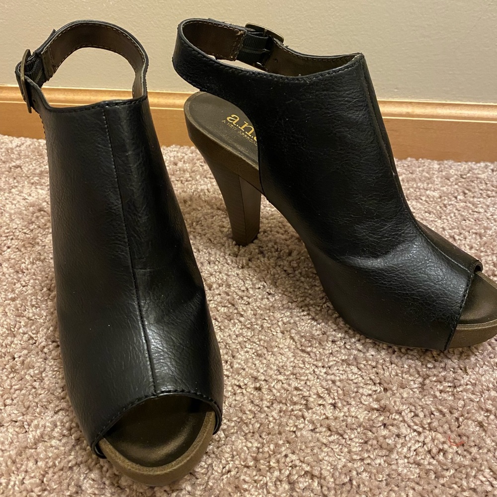 a.n.a. Black heels, peep-toe/open-back